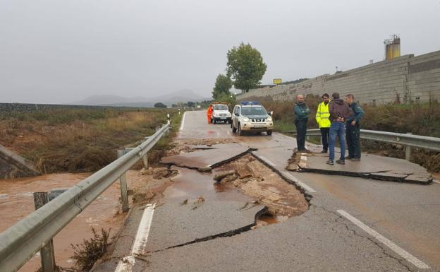 Carretera que une Ronda y El Burgo, cortada el pasado octubre por las fuertes lluvias. 
