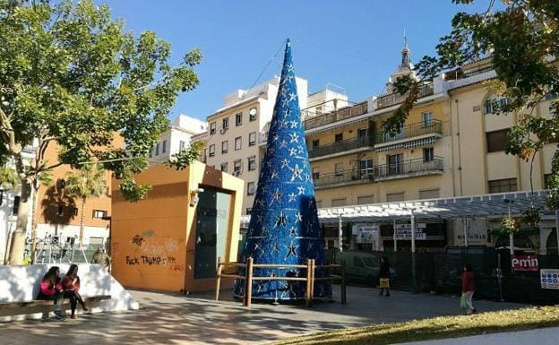 Árbol de Navidad que se instaló en la plaza el pasado año.