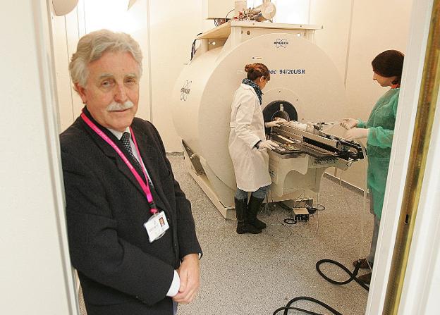 El director de Bionand, José Becerra, junto al equipo de Resonancia Magnética Nuclear. 