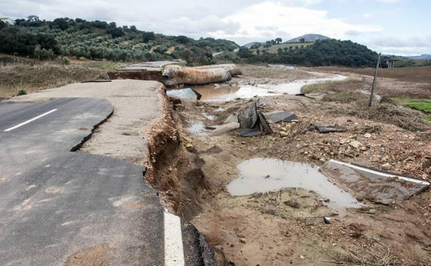 Tramo cortado de la MA-468 que conecta Campillos y Teba, arrasada por la fuerza de un arroyo. 