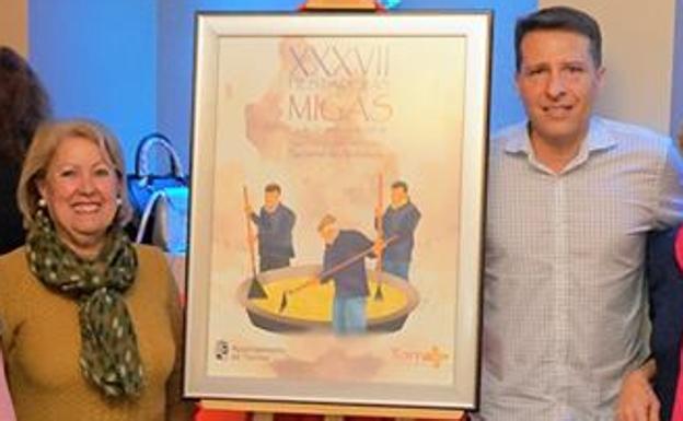 El alcalde junto al cartel ganador