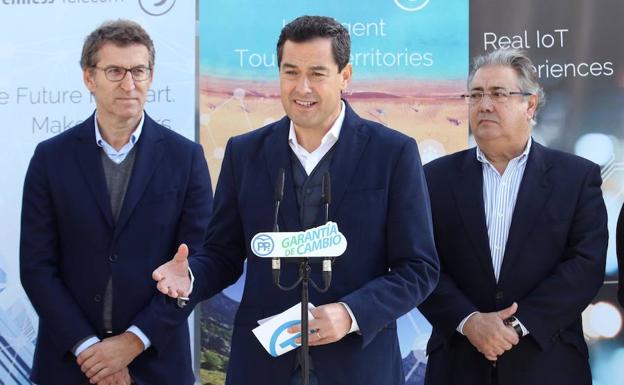 El presidente del PP-A y candidato a la Presidencia de la Junta, Juanma Moreno, y el presidente de la Xunta de Galicia, Alberto Núñez Feijóo