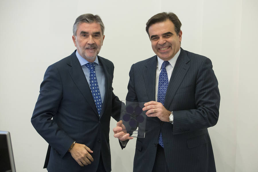 Iñaki Arechabaleta, director general de Negocio de Vocento (izq.) y Margaritis Schinas, portavoz de la Comisión Europea.
