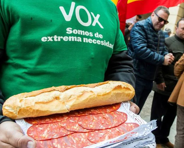 Chorizos llevados por Vox a una concentración hoy en la Audiencia de Sevilla. 