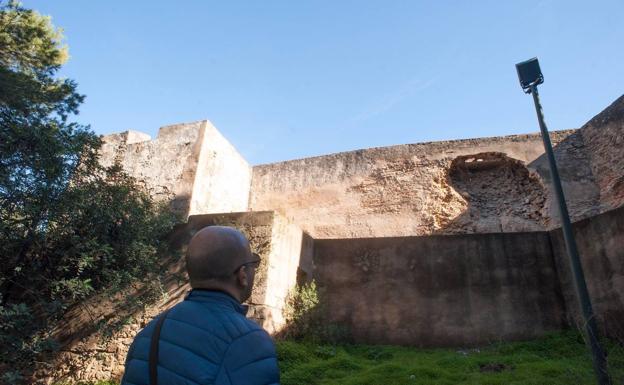 Técnicos del Ayuntamiento revisan la muralla desprendida en Gibralfaro para determinar medidas a tomar