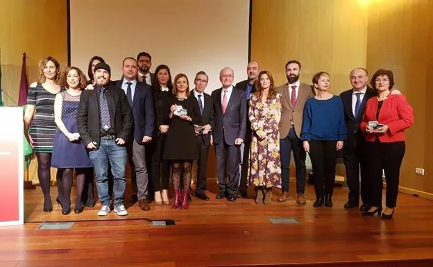 Responsables de las asociaciones galardonadas en la II Gala Acción Solidaria, junto a autoridades y una representación de Diario SUR y la Obra Social 'laCaixa'.