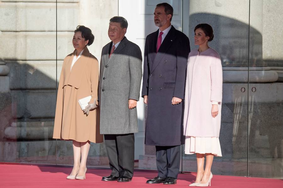 Recibimiento oficial de los Reyes al presidente de la República Popular China, Sr. Xi Jinping y su esposa, Peng Liyuan, en el Palacio Real de Madrid.