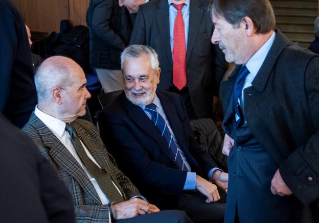 Javier Guerrero pasa delante de Chaves y Griñán, a su llegada ayer a la Audiencia de Sevilla. 