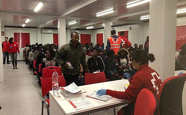 Personal de Cruz Roja en las instalaciones del Puerto.