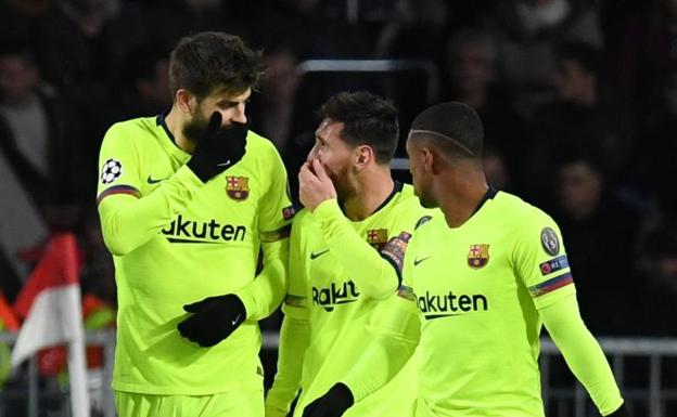 Gerard Piqué y Leo Messi, durante el partido disputado en Eindhoven. 