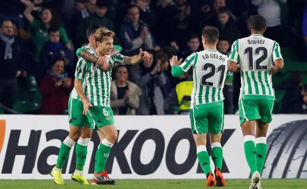 Canales celebra el gol con sus compañeros. 