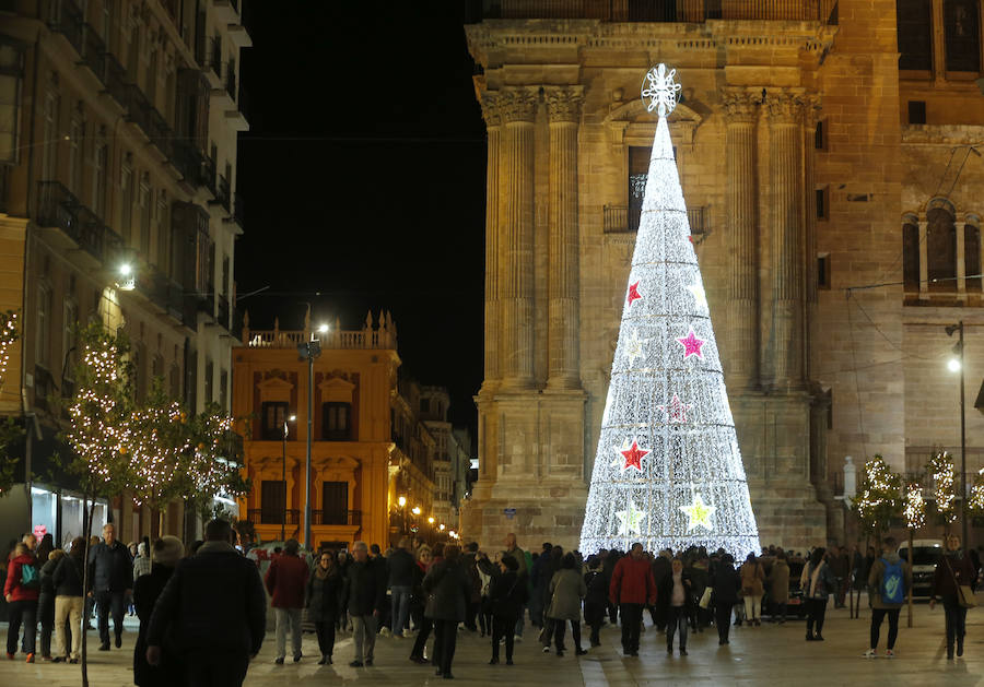Las zonas emblemáticas de la ciudad se han iluminado este año con 2.062.104 puntos de luz leds de energía eficiente, una cifra algo superior a la del año pasado 