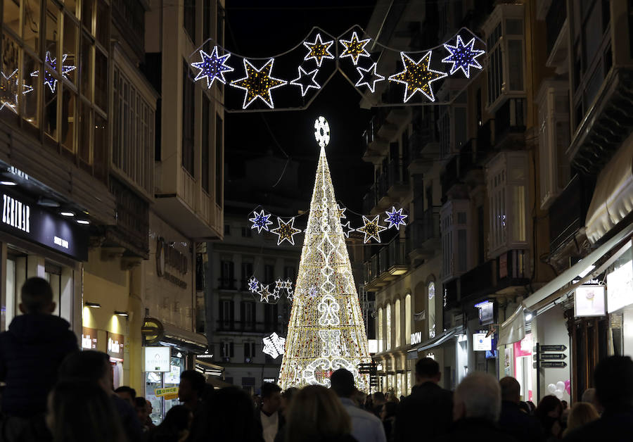 Las zonas emblemáticas de la ciudad se han iluminado este año con 2.062.104 puntos de luz leds de energía eficiente, una cifra algo superior a la del año pasado 