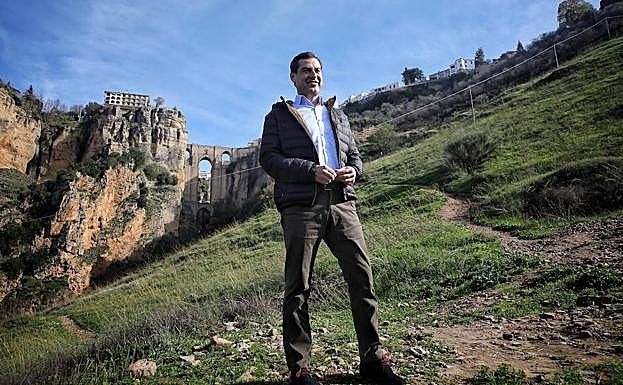 Juanma Moreno, ayer, junto al Tajo de Ronda.