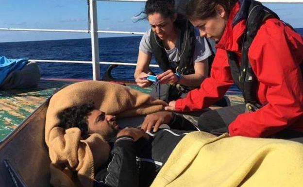 El barco de rescate español 'Open Arms' alcanzó al pesquero alicantino 'Nuestra Madre de Loreto'. 