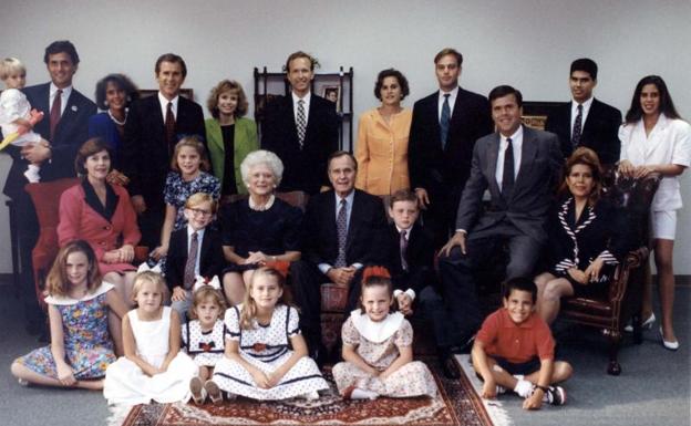 George H. W. Bush posa con toda su familia en 1992.