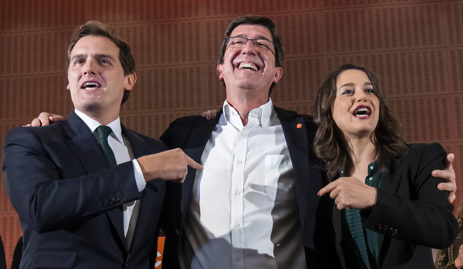 6,5 millones de electores deciden hoy sobre la resistencia del PSOE a 36 años de gobiernos y el reto de una derecha dividida a dar un vuelco histórico