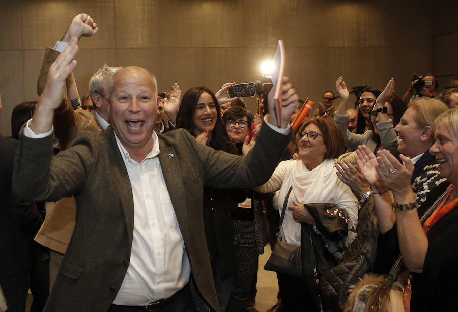 6,5 millones de electores deciden hoy sobre la resistencia del PSOE a 36 años de gobiernos y el reto de una derecha dividida a dar un vuelco histórico