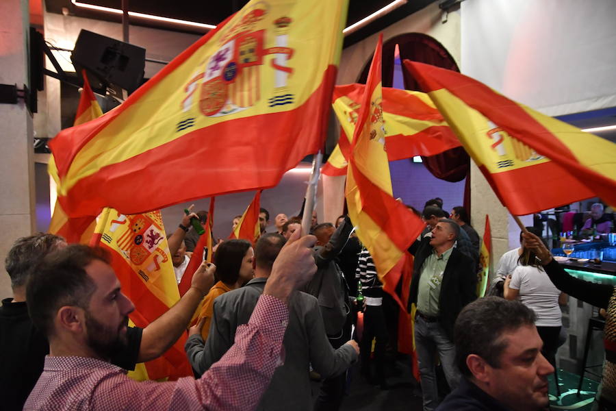 6,5 millones de electores deciden hoy sobre la resistencia del PSOE a 36 años de gobiernos y el reto de una derecha dividida a dar un vuelco histórico