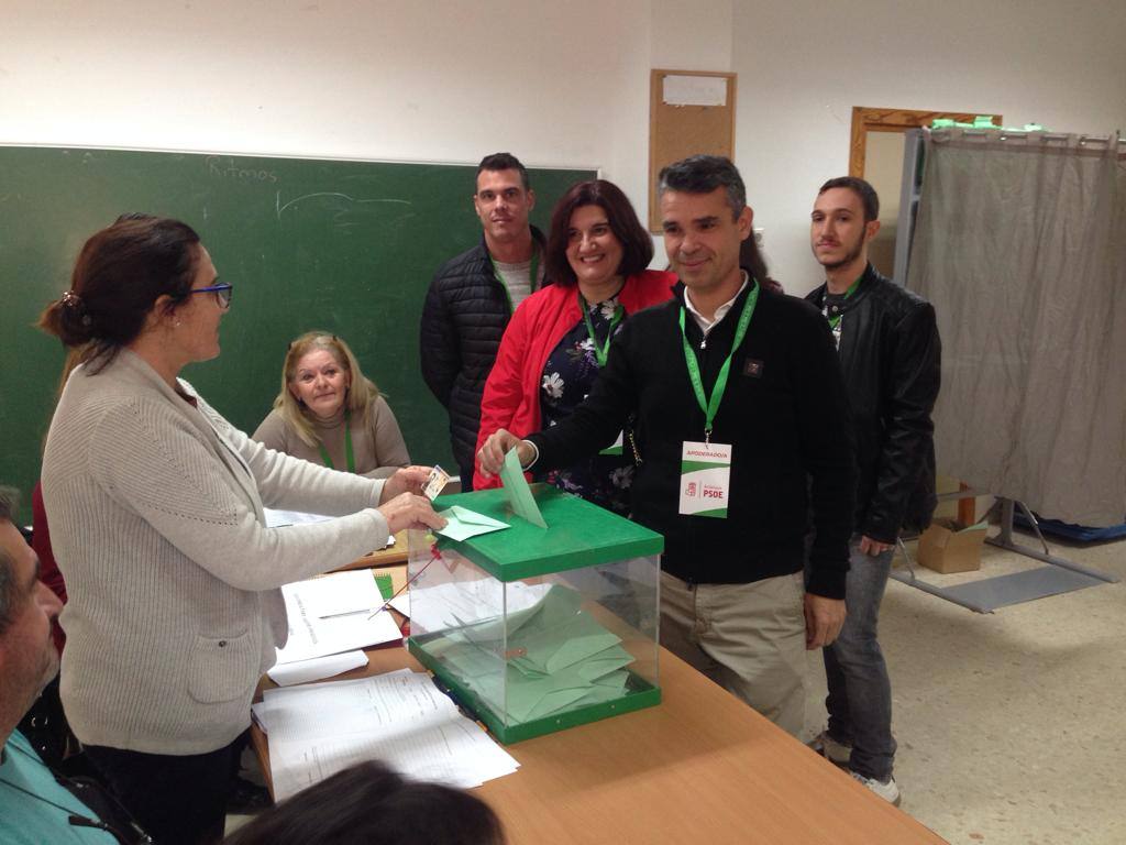 El líder del PSOE de Marbella, José bernal, también han ejercido su derecho al voto.