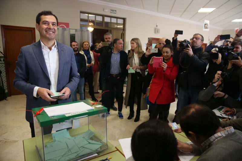 El candidato del PP Andaluz a la presidencia de la Junta de Andalucía, Juanma Moreno, acude a votar en el colegio Sagrado Corazón de las Teresianas, en la calle Liborio García