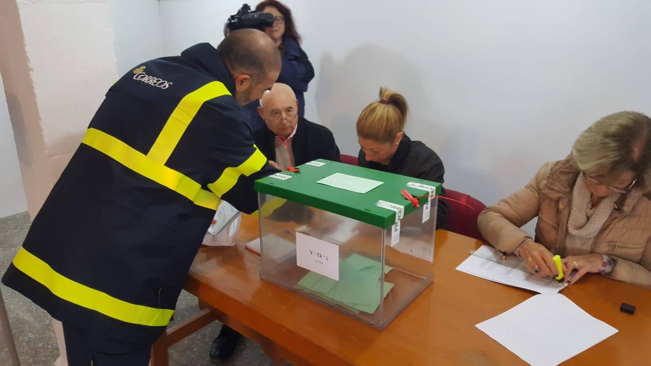 6,5 millones de electores deciden hoy sobre la resistencia del PSOE a 36 años de gobiernos y el reto de una derecha dividida a dar un vuelco histórico