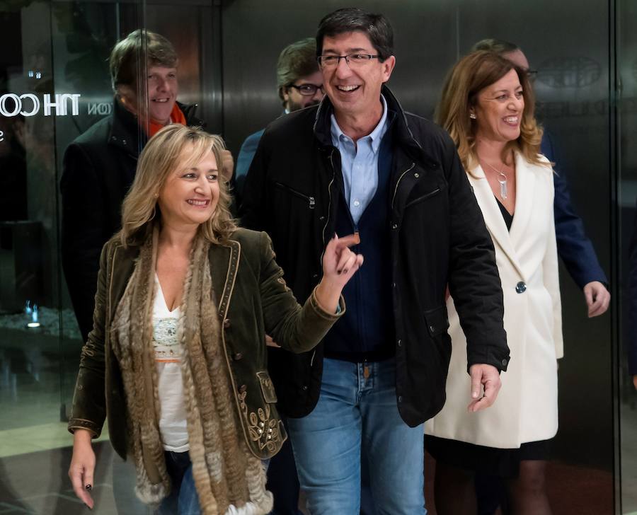 6,5 millones de electores deciden hoy sobre la resistencia del PSOE a 36 años de gobiernos y el reto de una derecha dividida a dar un vuelco histórico