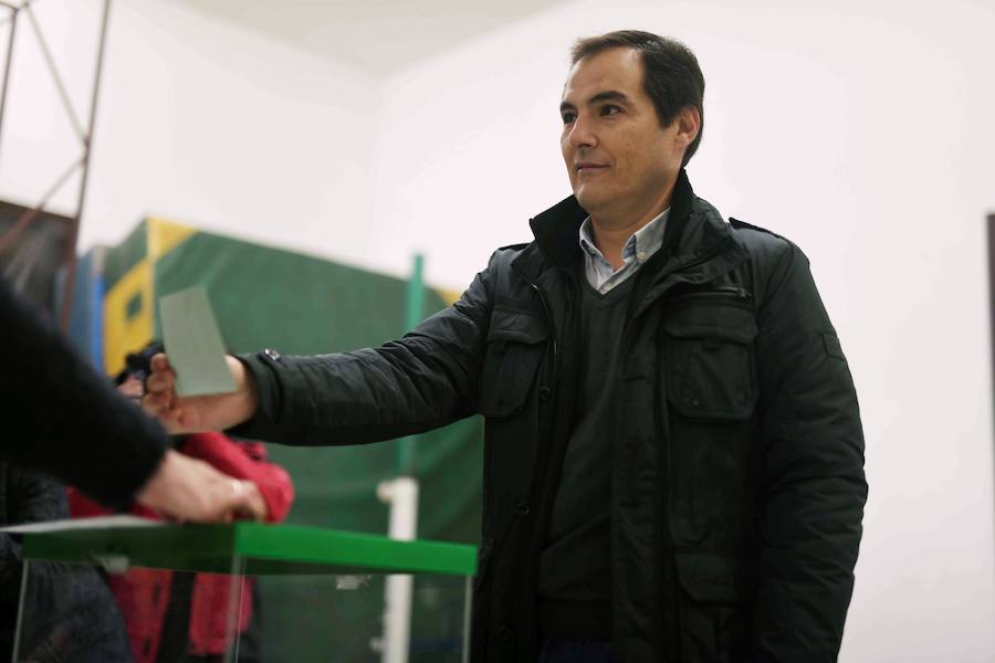 José Antonio Nieto, número uno de los populares en Córdoba, votando en la capital andaluza.