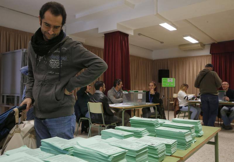 6,5 millones de electores deciden hoy sobre la resistencia del PSOE a 36 años de gobiernos y el reto de una derecha dividida a dar un vuelco histórico