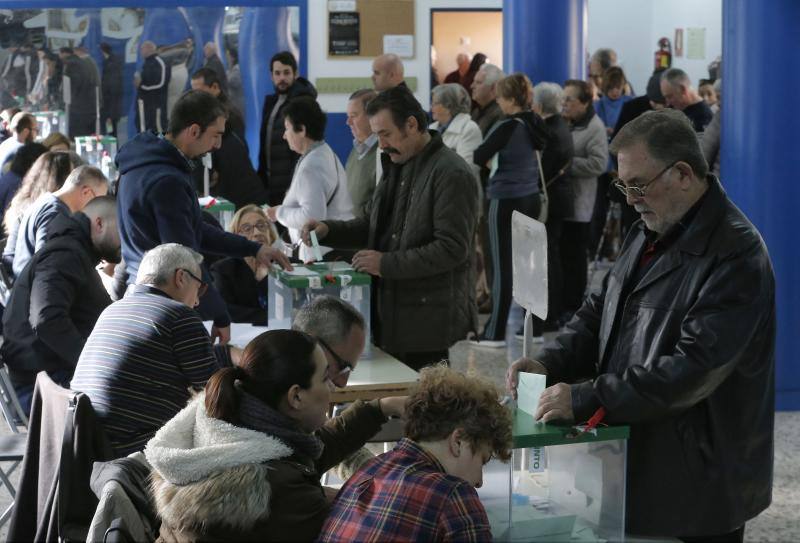 6,5 millones de electores deciden hoy sobre la resistencia del PSOE a 36 años de gobiernos y el reto de una derecha dividida a dar un vuelco histórico