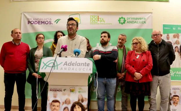 Guzmán Ahumada y su equipo de Adelante Andalucía, ayer en la sede. 