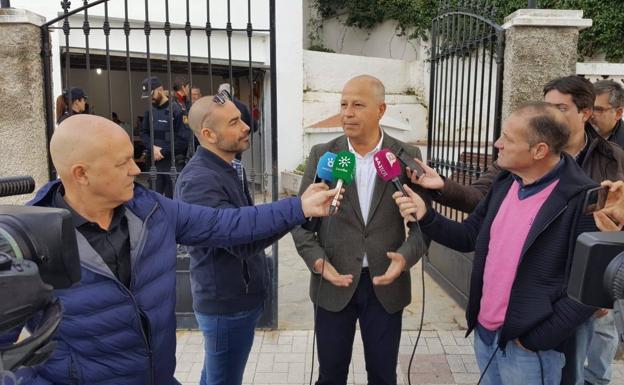 Imbroda atiende a los medios tras votar en Málaga esta mañana.