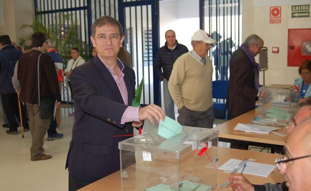 Eugenio Moltó, cabeza de lista por Málaga, ha votado en Estepona.