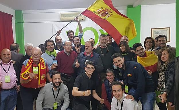 Simpatizantes de Vox, en su sede malagueña, en la calle Doctor Gálvez Ginachero.