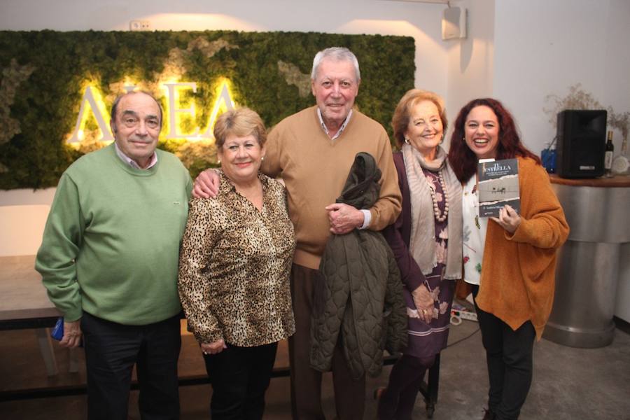 El restaurante Alea acoge la presentación de un libro de Andrés Olivares escrito por Espíritu González. En la foto, los padres de Andrés Olivares, con invitados. 