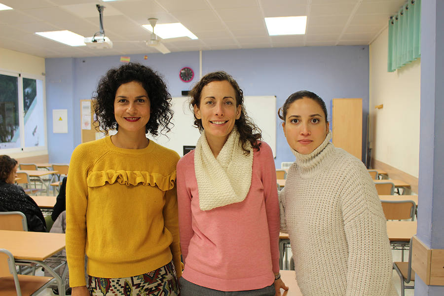 Claudia Karouaschan, Bella Pajares y Andrea Areses durante una charla sobre alimentación de la Escuela de Padres del Liceo Francés-Internacional de Málaga.