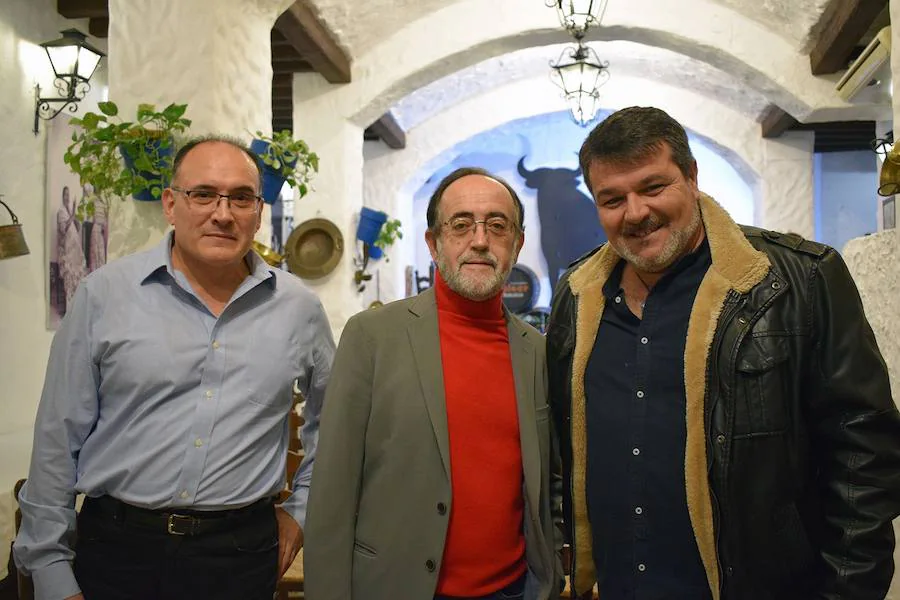 Rafael Sánchez, Rafael Cortés y Salvador Sepúlveda durante una charla con poetas en El Mentidero.