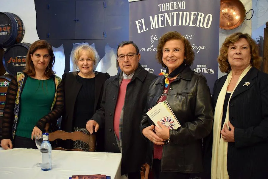 Rocío Aragonés, Isabel Romero, Antonio García Velasco, Aurora Gámez y Carmina Martínez durante una charla con poetas en El Mentidero