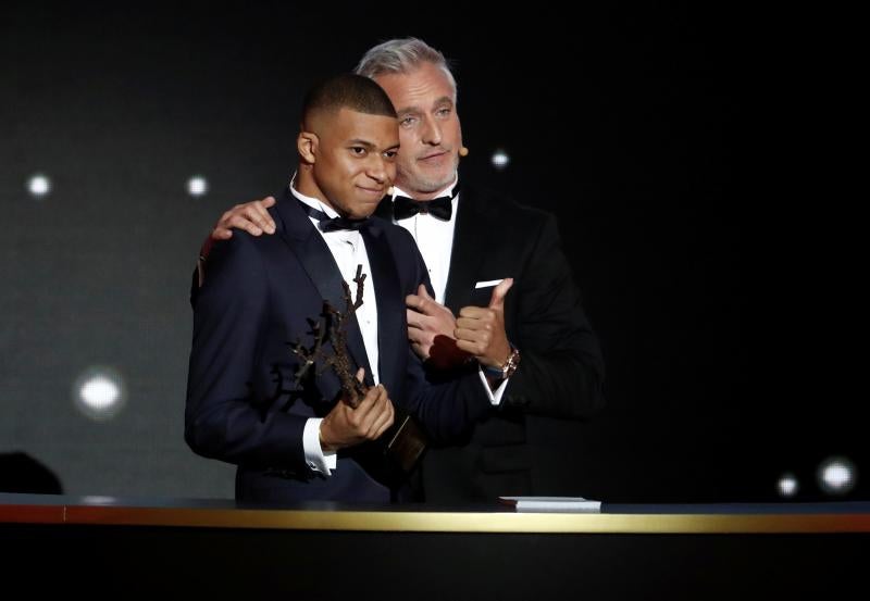 Kylian Mbappe recibe el Trofeo Kopa al mejor jugador joven.