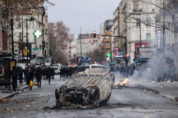 Un coche destrozado en el barrio parisino de Aubervilliers, donde los estudiantes se sumaron a las protestas y censuraron las reformas educativas. :: Thomas SAMSON / AFP