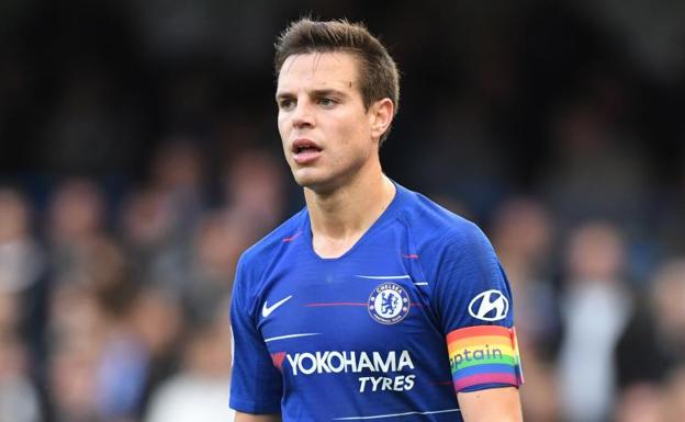 Azpilicueta portando el brazalete de capitán con el Chelsea