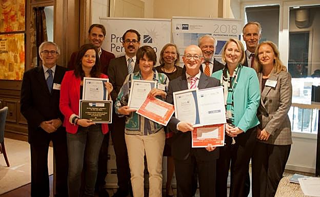 Los premiados, con los miembros del jurado