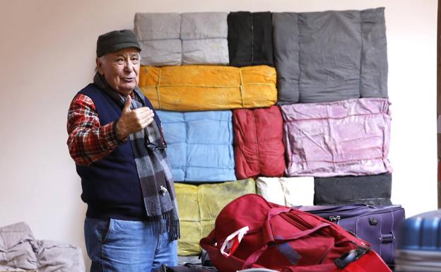 Imagen principal - Cristóbal Toral deshace su maleta en casa