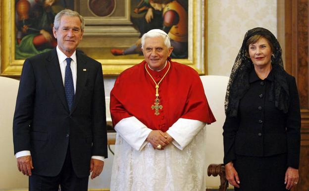 George W.Bush, y su esposa, Laura Bush, posan junto al papa Benedicto XVI en el año 2007.