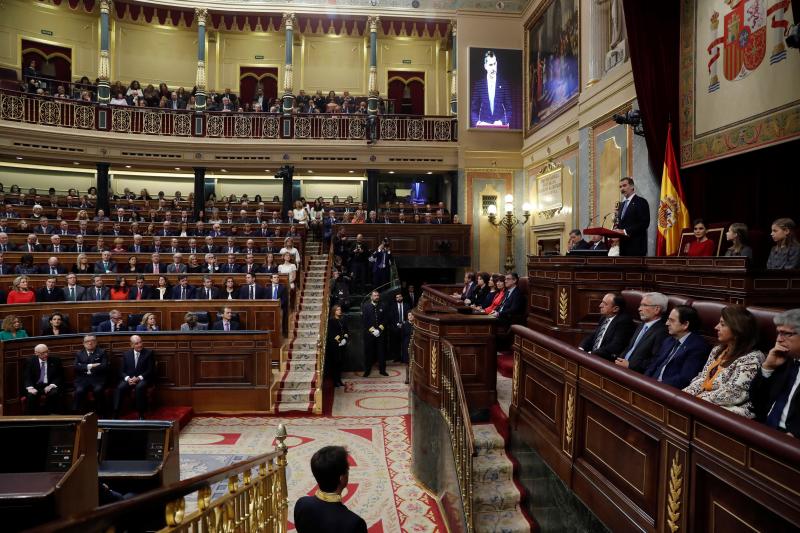 Los Reyes presiden el acto al que también asisten sus hijas, la Princesa Leonor y la infanta Sofía, y los Reyes eméritos, don Juan Carlos I y doña Sofía