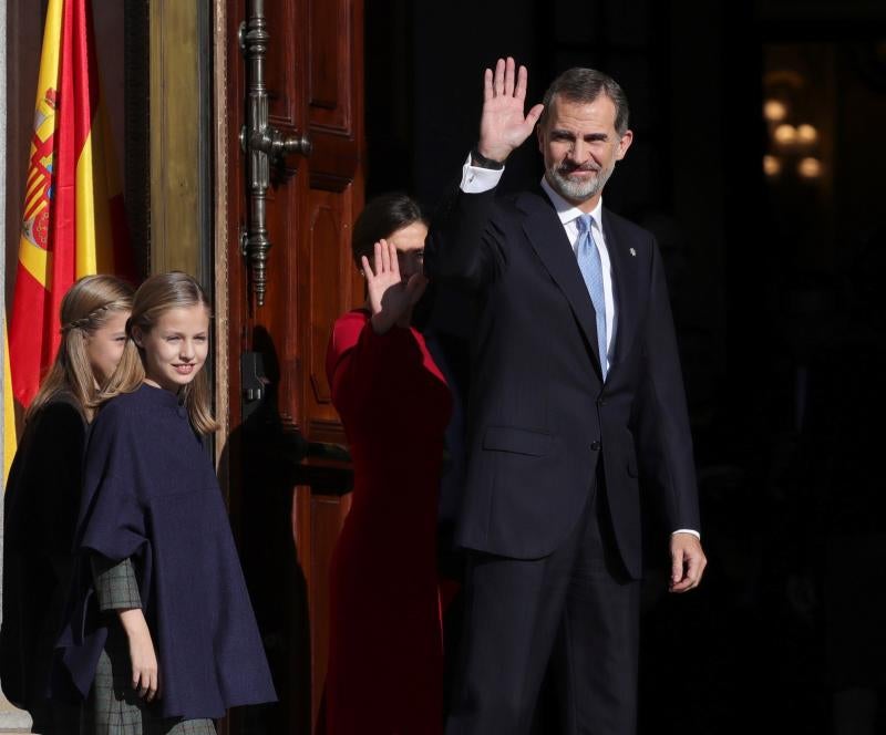 Los Reyes presiden el acto al que también asisten sus hijas, la Princesa Leonor y la infanta Sofía, y los Reyes eméritos, don Juan Carlos y doña Sofía