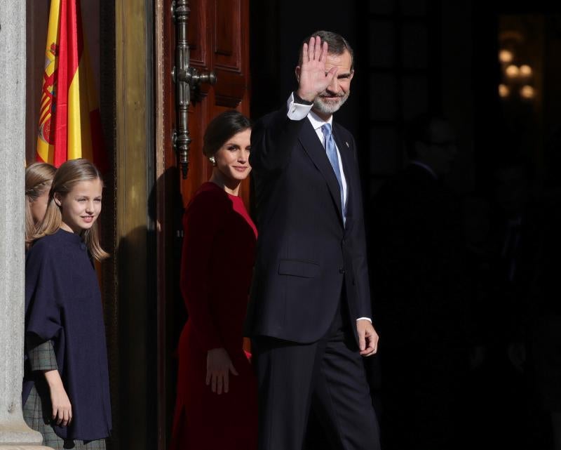 Los Reyes presiden el acto al que también asisten sus hijas, la Princesa Leonor y la infanta Sofía, y los Reyes eméritos, don Juan Carlos y doña Sofía