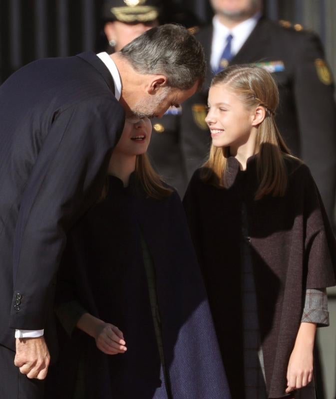 Los Reyes presiden el acto al que también asisten sus hijas, la Princesa Leonor y la infanta Sofía, y los Reyes eméritos, don Juan Carlos y doña Sofía