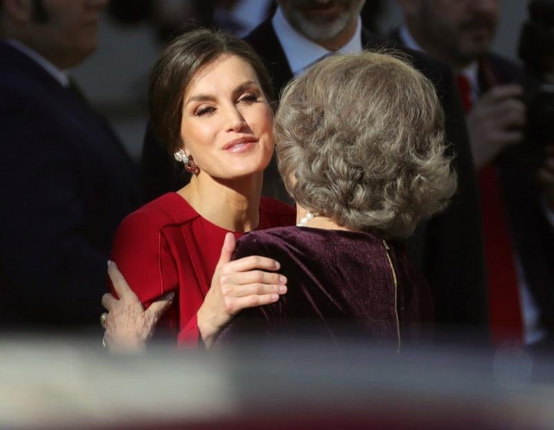 Los Reyes presiden el acto al que también asisten sus hijas, la Princesa Leonor y la infanta Sofía, y los Reyes eméritos, don Juan Carlos y doña Sofía