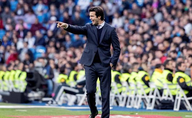 Santiago Solari da indicaciones durante el partido ante el Melilla. 